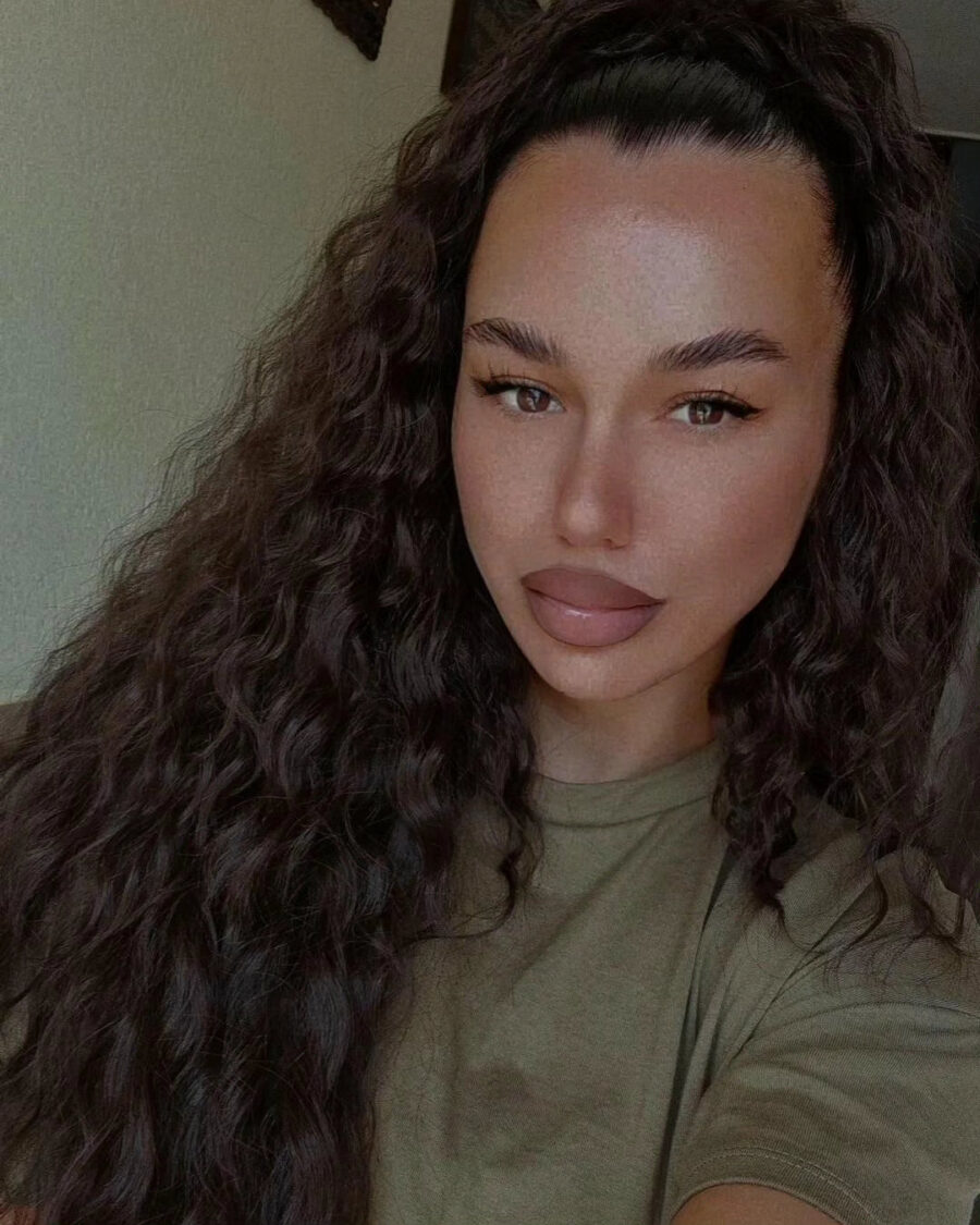 rep na mrežicu, afro, izbliza na klijentu